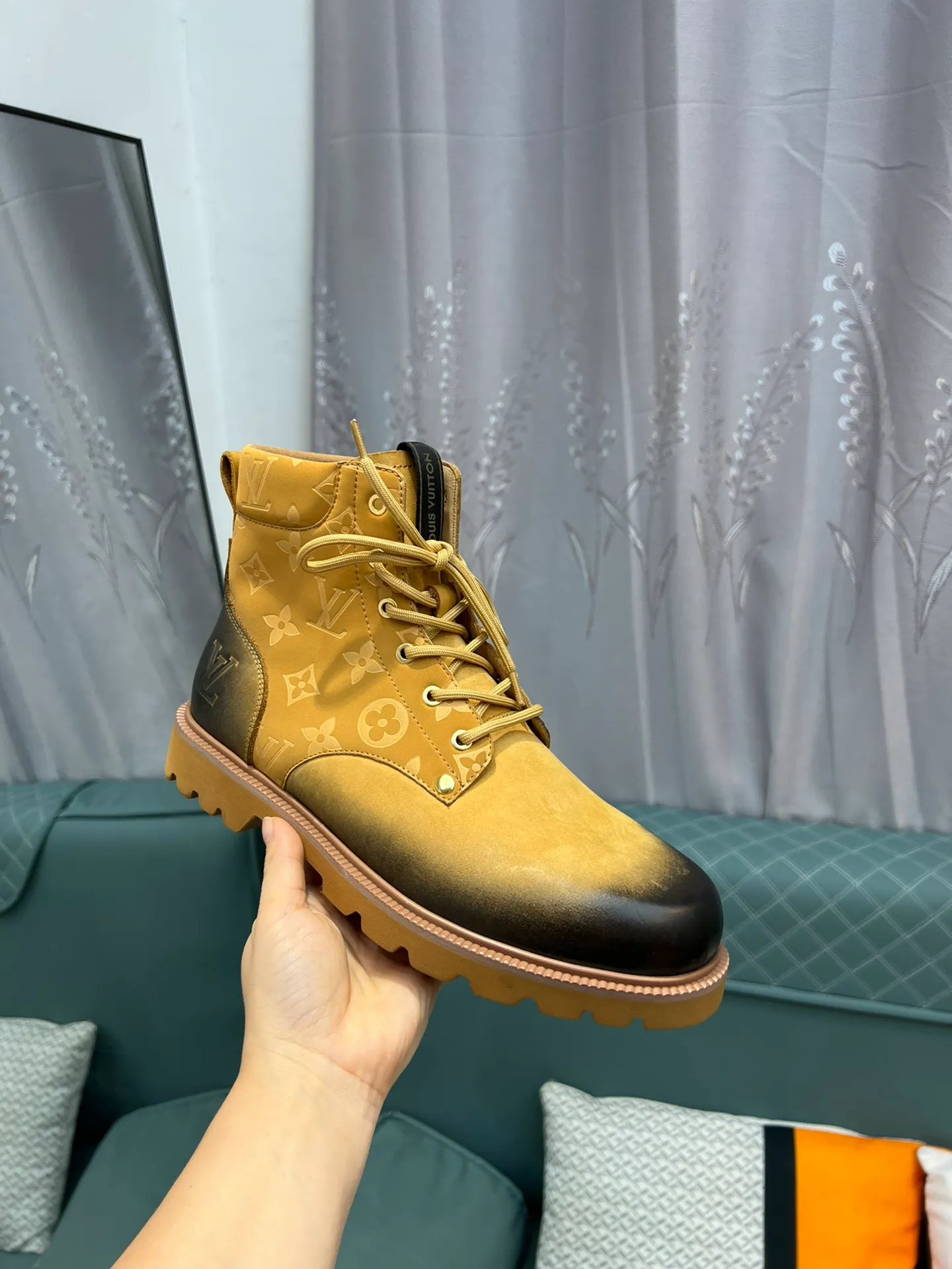 Men's shoes 💰900 L Home - the latest LV men's business casual boots, luxury and nobility are a must, all made of imported original first-layer cowhide, just to create a more comfortable wearing experience, ➕top imported water-dyed full cow lining, original high wear-resistant outsole! 👏👏 Size: Male 39-44; (38 45 46 customized)